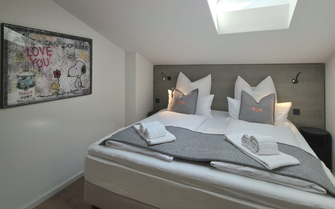 Ferienwohnung, Schlafzimmer unter dem Dachfenster