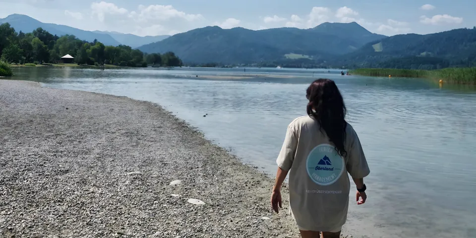 Mitarbeiterin am Seeufer im Oberland
